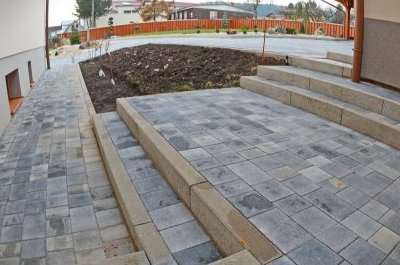 Spevnené plochy zo zámkovej dlažby 01