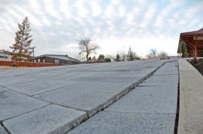 Spevnené plochy zo zámkovej dlažby 01